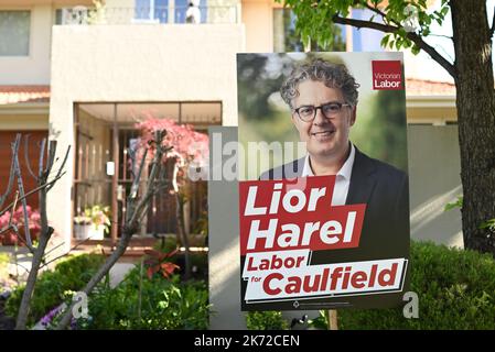 Lior Harel signe dans une cour avant, une partie de sa campagne comme candidat travailliste pour l'électorat de Caulfield à l'élection d'état prochaine Banque D'Images