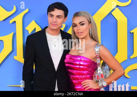 Londres, Royaume-Uni. 16th octobre 2022. Tallia Storm et Stevie Ruffs arrivent au Glass Onion: A Knives Out Mystery - BFI London film Festival, gala de la nuit de clôture le 16 octobre 2022, Londres, Royaume-Uni. Crédit : voir Li/Picture Capital/Alamy Live News crédit : voir Li/Picture Capital/Alamy Live News Banque D'Images