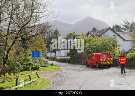 Employé postal et Royal Mail van à Glencoe Village, Écosse, octobre 2022 Banque D'Images