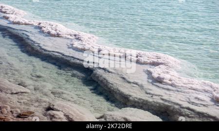 La formation de sel en forme de S serpente à travers un étang d'évaporation dans la zone industrielle de la mer Morte Yam Hamelah en Israël avec de l'eau bleu-vert clair Banque D'Images