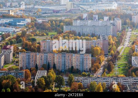 vue panoramique aérienne depuis la hauteur d'un complexe résidentiel et urbain de plusieurs étages Banque D'Images