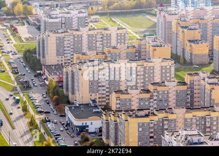 vue panoramique aérienne depuis la hauteur d'un complexe résidentiel et urbain de plusieurs étages Banque D'Images