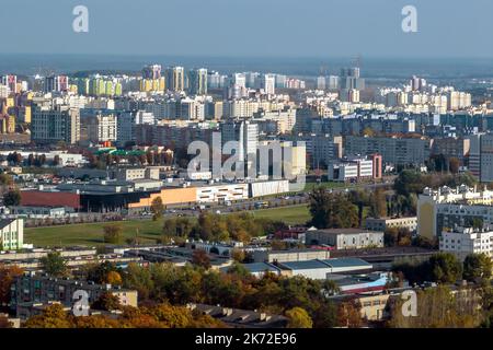 vue panoramique aérienne depuis la hauteur d'un complexe résidentiel et urbain de plusieurs étages Banque D'Images