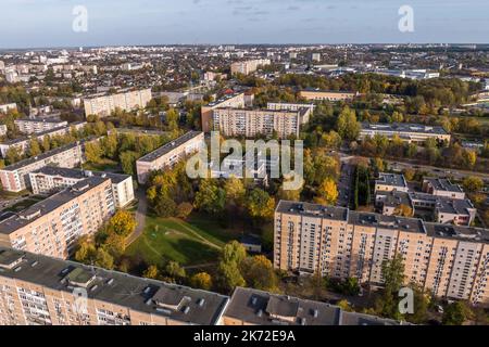 vue panoramique aérienne depuis la hauteur d'un complexe résidentiel et urbain de plusieurs étages Banque D'Images