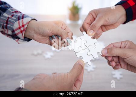 Groupe d'affaires souhaitant assembler des pièces de puzzle. Puzzle puzzle et résoudre ensemble puzzle, équipe d'affaires assemblant Jigsaw puzzle. Banque D'Images