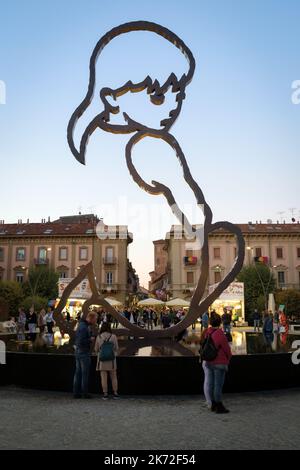 Alba, Italie - 2 octobre 2022: Alba, fontaine et sculpture de fille par l'artiste Valerio Berruti sur la Piazza Michele Ferrero, place principale d'Alba, Piedmon Banque D'Images