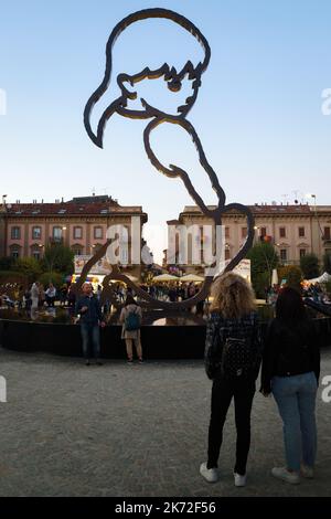 Alba, Italie - 2 octobre 2022: Alba, fontaine et sculpture de fille par l'artiste Valerio Berruti sur la Piazza Michele Ferrero, place principale d'Alba, Piedmon Banque D'Images