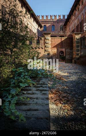 Piovera, Italie – 18 septembre 2022 – vue extérieure de l'ancien château de Piovera, petit village dans les collines de Monferrato, près de la ville d'Aless Banque D'Images