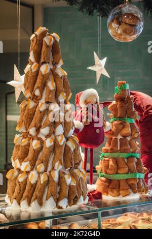 Joli arbre de noël fait vith cannoli sicilien, cuisine italienne douce typique remplie de fromage et d'oranges confites Banque D'Images