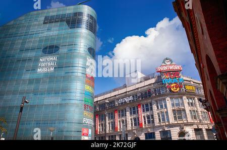 Photo couleur à plage dynamique élevée prise sous un angle bas du National football Museum de Manchester, en Angleterre, avec les Printworks en arrière-plan Banque D'Images