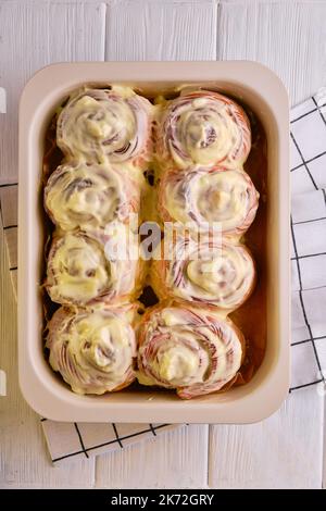 Petits pains à la cannelle en citrouille faits maison avec fromage à la crème Banque D'Images