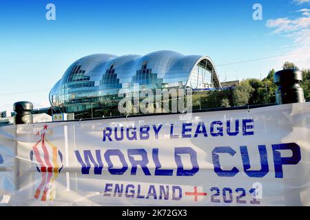 14/10/2022, RLWC2021 fan village sur le quai de Newcastle avec une vue sur la Gateshead Sage, Royaume-Uni Banque D'Images