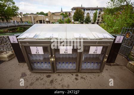 Lourdes, France. 2 septembre 2022. Boîte de bouteilles à vendre aux pèlerins qui les remplissent de l'eau Sainte du Printemps de Lourdes Banque D'Images