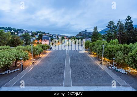 Lourdes, France. 2 septembre 2022. Vue panoramique de la place Rosary et de Lourdes Banque D'Images