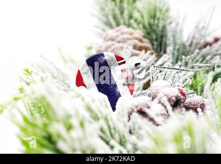 Le fond coloré du nouvel an avec une balle sur laquelle est représenté le drapeau du Costa Rica. Le concept des vacances du nouvel an et de Noël. Banque D'Images