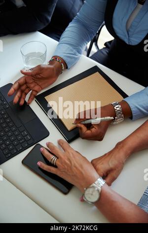 Les mains des gens pendant la réunion d'affaires Banque D'Images