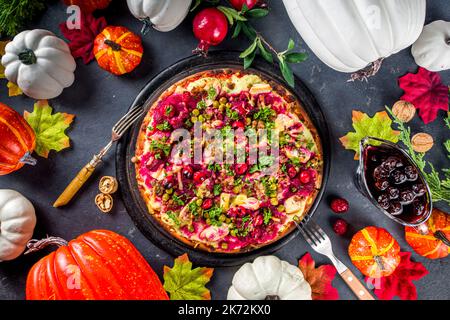 Pizza de Thanksgiving, tarte traditionnelle de dinde ou sandwich sous forme de pizza Banque D'Images