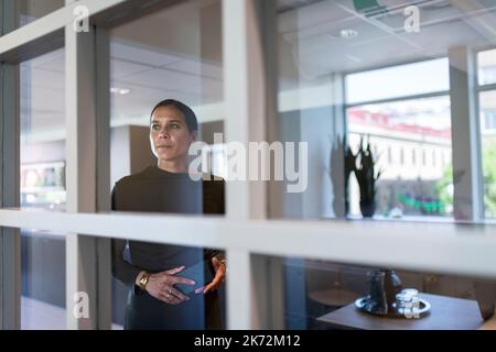 Femme contemplant au bureau Banque D'Images