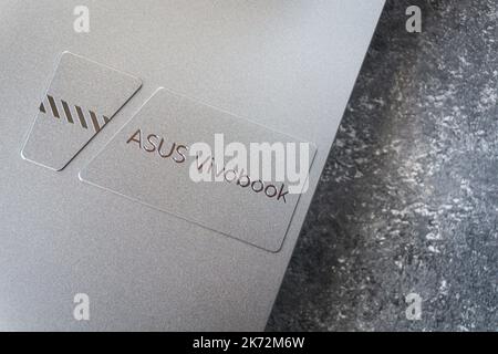 Gros plan du logo de l'ordinateur portable ASUS Vivobook pro 15 OLED, couleur argent frais, fond en béton. Varsovie, Pologne - 16 octobre 2022. Banque D'Images