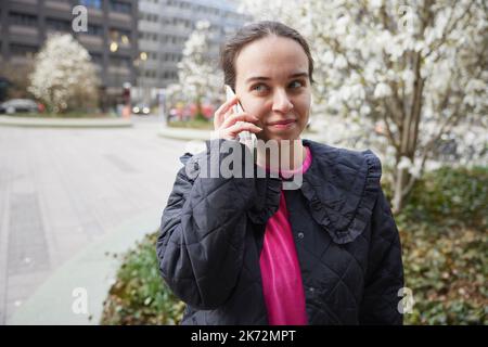 Smiling Woman talking via cell phone Banque D'Images