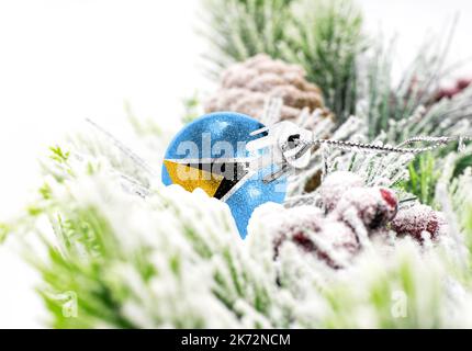 Le fond coloré du nouvel an avec une balle sur laquelle est représenté le drapeau de Sainte-Lucie. Le concept des vacances du nouvel an et de Noël. Banque D'Images