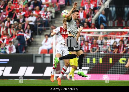 COLOGNE, ALLEMAGNE - 16 OCTOBRE 2022: Le match de football de Bundesliga 1. FC Koeln contre FC Augsburg. Stade de football Rhein Energie Stadion. Banque D'Images