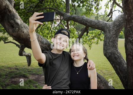 Frère et soeur ayant le selfie Banque D'Images