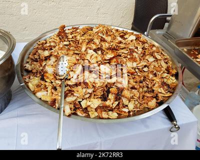 Poulet shawarma dans un grand bol en fer. Cuisine turque traditionnelle Doner Kebab. Restauration rapide dans la rue Banque D'Images