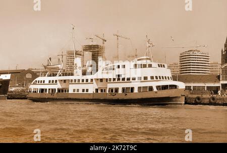 Le bateau-ferry Royal Iris, la rivière Mersey, 1970 Liverpool vintage. Bâtiment en bord de mer derrière, Mercure, hôtel Tlantic, Banque D'Images