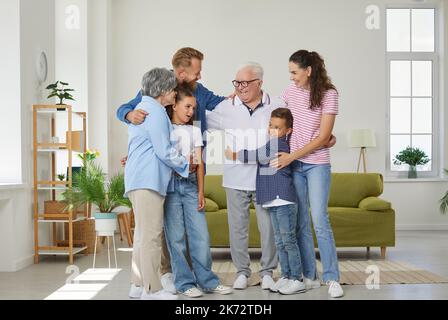 Bonne maman, papa, grand-mère, grand-père et les enfants se rencontrent, se câlent et s'amusent ensemble Banque D'Images