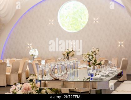 Table à miroir présidium de newlyweds dans le restaurant avec fond de fenêtre Banque D'Images