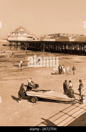 Vintage New Brighton, 1970, station balnéaire, la célèbre jetée avec bar mexicain et train fantôme, les touristes appréciant la plage. Wallasey, Merseyside Banque D'Images