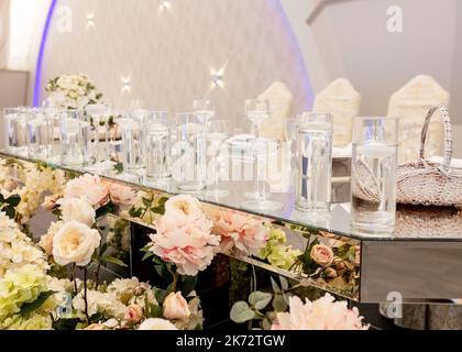 Table à miroir présidium de Newlyweds dans la vue latérale du restaurant en angle supérieur. Banque D'Images