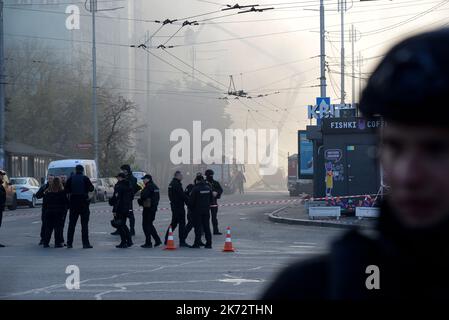 Kiev, Kiev, Ukraine. 17th octobre 2022. Lundi matin, les Russes ont attaqué Kiev avec des drones de fabrication iranienne 'Shhahed-136'. Des drones ont frappé des bâtiments résidentiels dans le centre-ville de Kiev. 28 drones ont été lancés. À la suite de cette attaque, 1 civils ont été tués. La Russie envahit l'Ukraine sur 24 février 2022 (Credit image: © Danylo Antoniuk/ZUMA Press Wire) Credit: ZUMA Press, Inc./Alamy Live News Banque D'Images