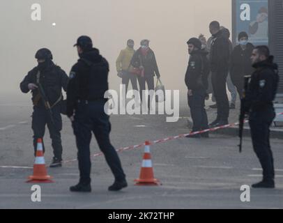 Kiev, Kiev, Ukraine. 17th octobre 2022. Lundi matin, les Russes ont attaqué Kiev avec des drones de fabrication iranienne 'Shhahed-136'. Des drones ont frappé des bâtiments résidentiels dans le centre-ville de Kiev. 28 drones ont été lancés. À la suite de cette attaque, 1 civils ont été tués. La Russie envahit l'Ukraine sur 24 février 2022 (Credit image: © Danylo Antoniuk/ZUMA Press Wire) Credit: ZUMA Press, Inc./Alamy Live News Banque D'Images