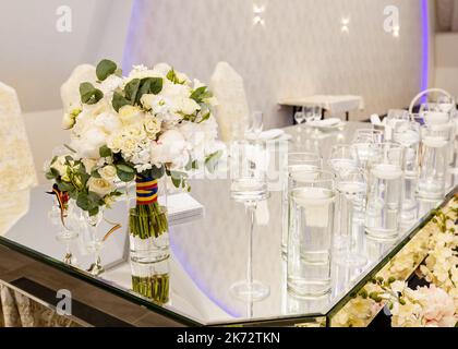 Bouquet de mariage sur une table miroir ruban tricolore. Banque D'Images