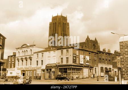 Vintage Liverpool 1968, vue sur la cathédrale anglicane depuis le sud-ouest, rue St James Banque D'Images