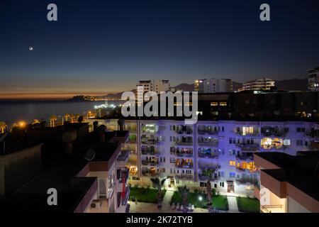 Alanya, Turquie - 05 juin 2019: Vue de la ville nocturne d'Alanya, quartier Mahmutlar. Vue de dessus Banque D'Images