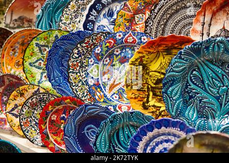 Plaques de céramique traditionnelle turque dans un grand bazar. Istanbul, Turquie Banque D'Images