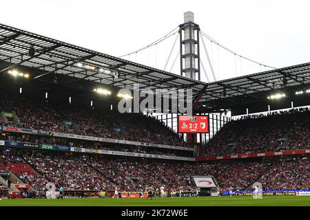 COLOGNE, ALLEMAGNE - 16 OCTOBRE 2022: Le match de football de Bundesliga 1. FC Koeln contre FC Augsburg. Stade de football Rhein Energie Stadion. Banque D'Images