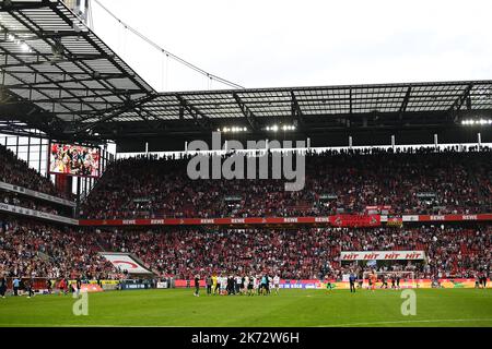 COLOGNE, ALLEMAGNE - 16 OCTOBRE 2022: Le match de football de Bundesliga 1. FC Koeln contre FC Augsburg. Stade de football Rhein Energie Stadion. Banque D'Images