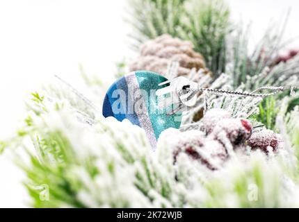 Le fond coloré du nouvel an avec une balle sur laquelle est représenté le drapeau de l'homme gay. Le concept des vacances du nouvel an et de Noël. Banque D'Images