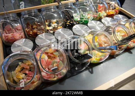 Bonn, Allemagne. 14th octobre 2022. Bonbons, gommes à vin, bonbons, réglisse, en verres, Feature, photo symbolique, motif marginal 48th Conférence ordinaire des délégués fédéraux de la partie Bündnis 90/Die Gruenen au Centre mondial des conférences de Bonn WCCB, de 14 octobre à 16th, 2022 à Bonn © crédit: dpa/Alay Live News Banque D'Images