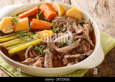 Rôtir de bœuf cuit lentement avec des légumes dans une sauce épicée dans une poêle à frire sur la table. horizontale Banque D'Images