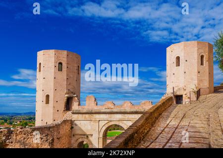 Porta Venere (porte de Vénus) ruines anciennes à Spello, avec ses belles tours jumelles dodécagonales Banque D'Images