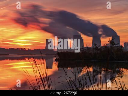 Peitz, Allemagne. 17th octobre 2022. La vapeur s'élève des tours de refroidissement de la centrale électrique de Lauritz Energie Bergbau AG (LEAG) au lever du soleil, alimentée par le lignite Jänschwalde. En vue de l'approvisionnement en énergie en hiver, la centrale électrique de Jänschwalde se concentre de plus en plus. Credit: Patrick Pleul/dpa/Alay Live News Banque D'Images