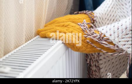 femme à la maison vêtue de laine prix du gaz froid Banque D'Images