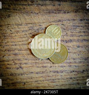 Rouble russe de l'ère soviétique, pièces de monnaie et fond de bois. Banque D'Images