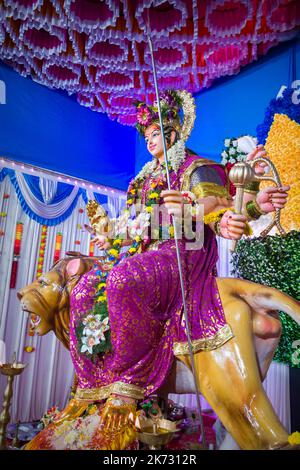 Une belle idole de Maa Durga adorée à un mandal à Mumbai pour le festival indien de Navratri Banque D'Images