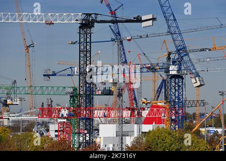 Quand des grues tirent dans le ciel - fascination bauma 2022 ouvre ses portes après l'interruption Corona de 24.-30.10.2022 au centre d'exposition de Munich. Le Bauma est le plus grand et probablement le salon le plus impressionnant au monde avec plus de 400 000 000 visiteurs. Le principal salon international incontesté impressionne également par son exhaustivité: Tous les secteurs. Tous les leaders du marché. Beaucoup d'innovations. Véhicules de construction et équipements de construction grues de construction, grues sur l'espace ouvert du salon Riem de Munich. ?SVEN SIMON photo Agency GmbH & Co Presse photo KG # Princess-Luise-St Banque D'Images